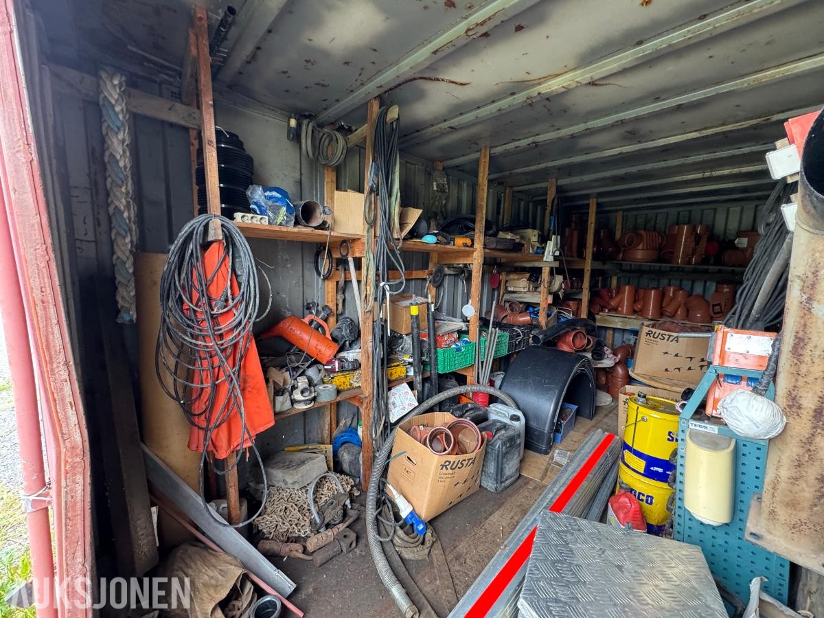 Container med rørdeler og diverse