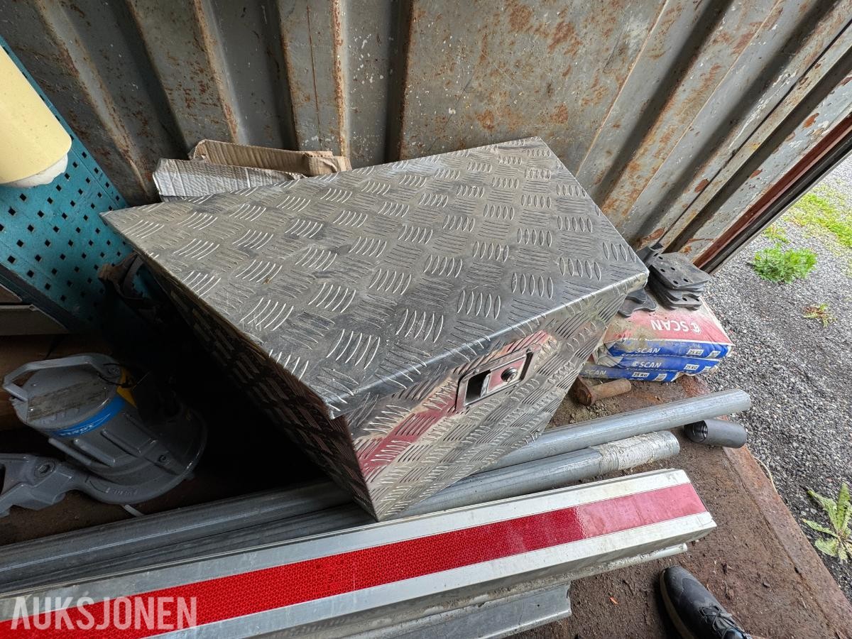 Container med rørdeler og diverse