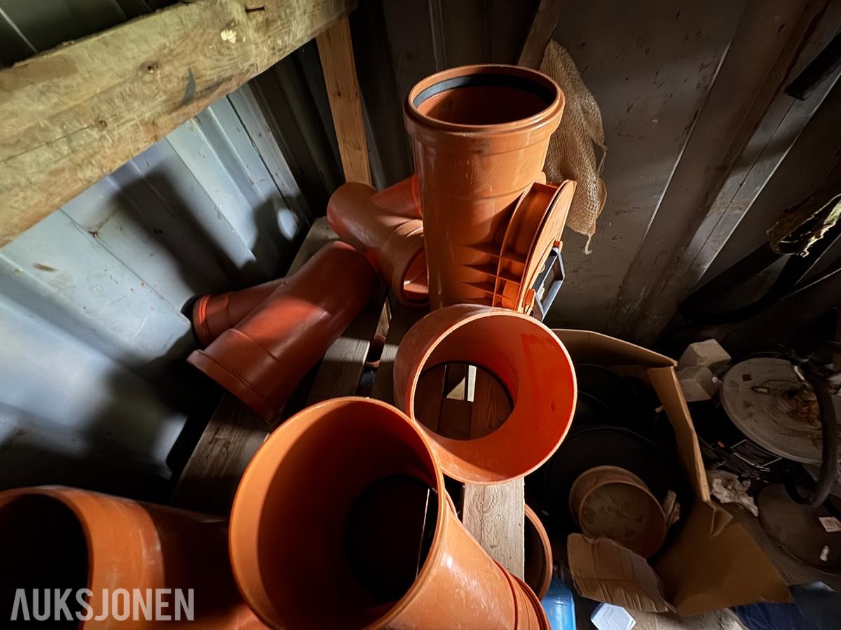 Container med rørdeler og diverse