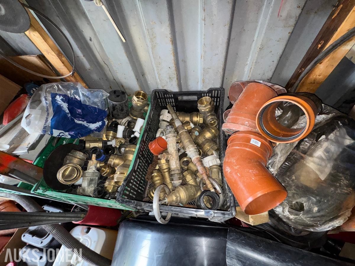 Container med rørdeler og diverse