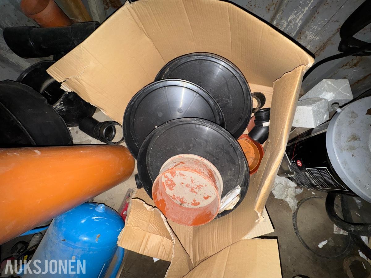 Container med rørdeler og diverse