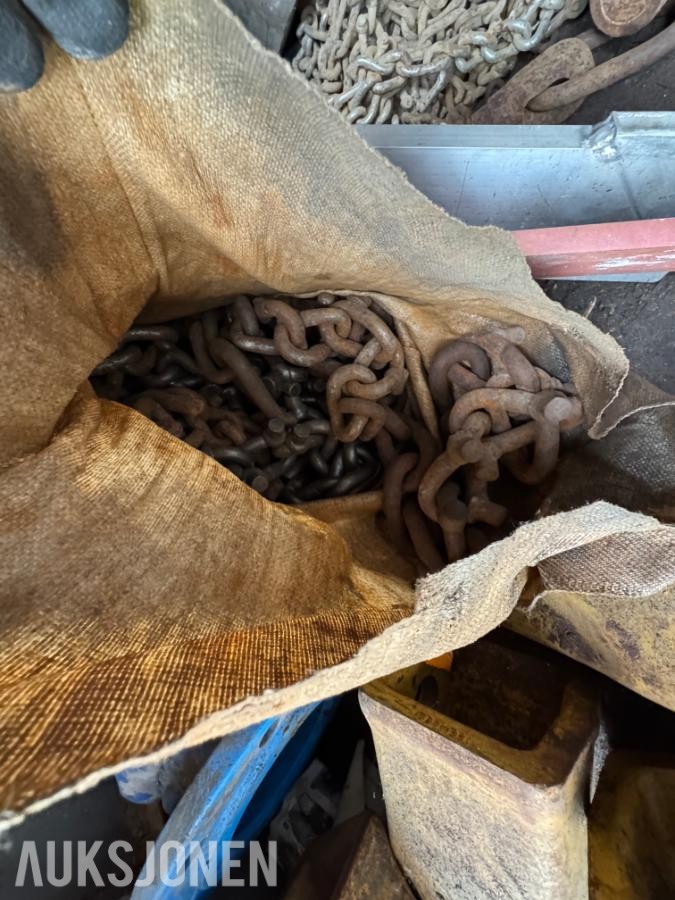 Container med rørdeler og diverse
