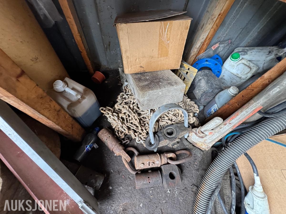 Container med rørdeler og diverse