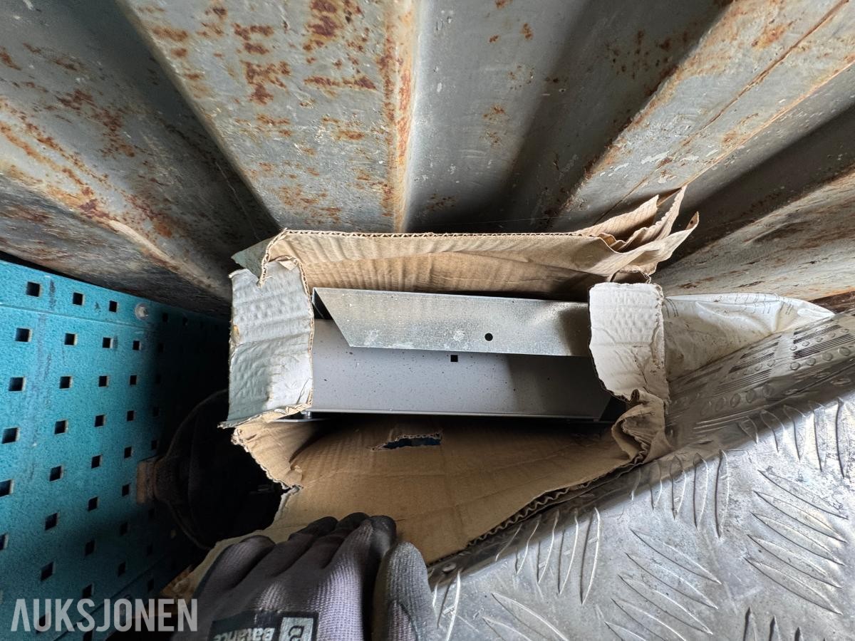 Container med rørdeler og diverse