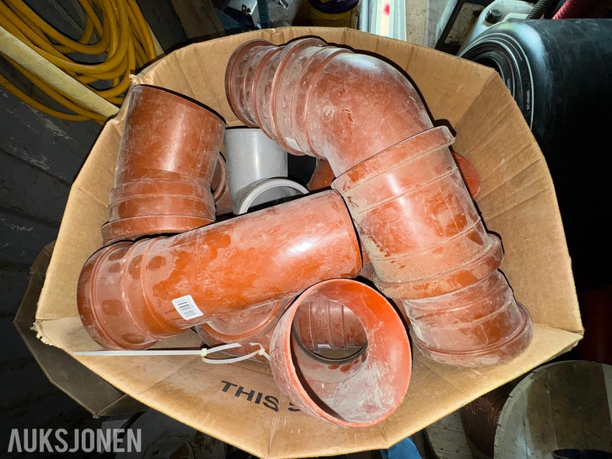 Container med rørdeler og diverse