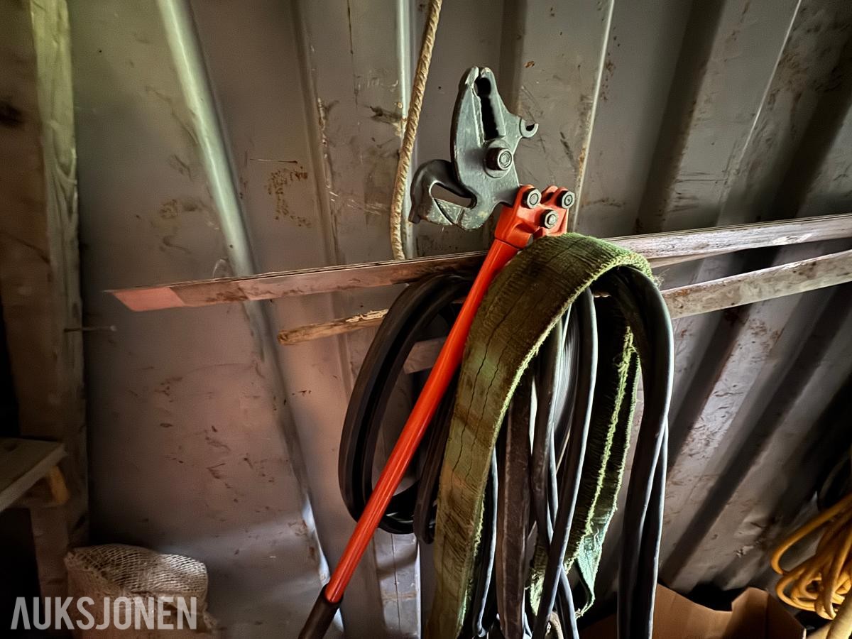 Container med rørdeler og diverse