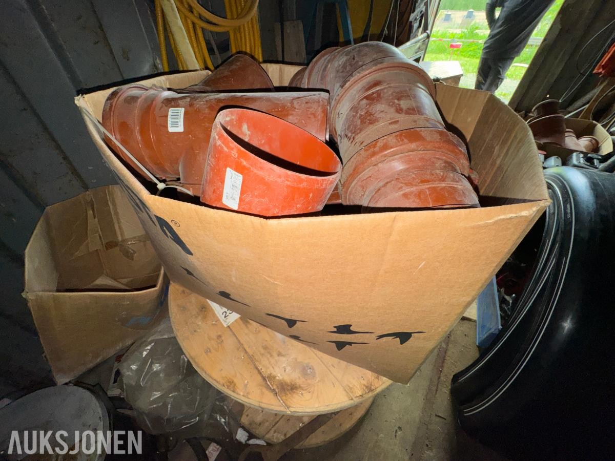 Container med rørdeler og diverse