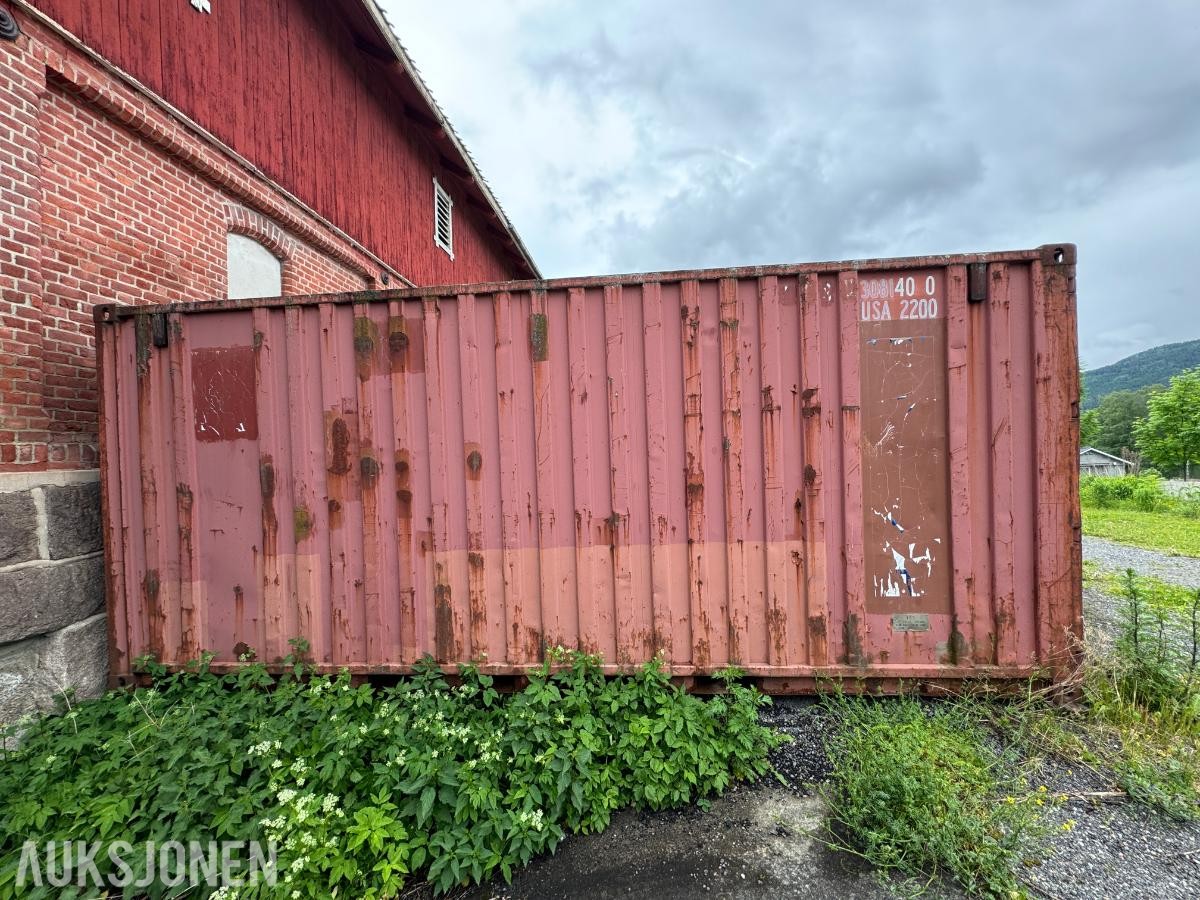 Container med rørdeler og diverse