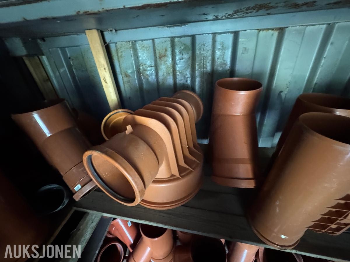 Container med rørdeler og diverse