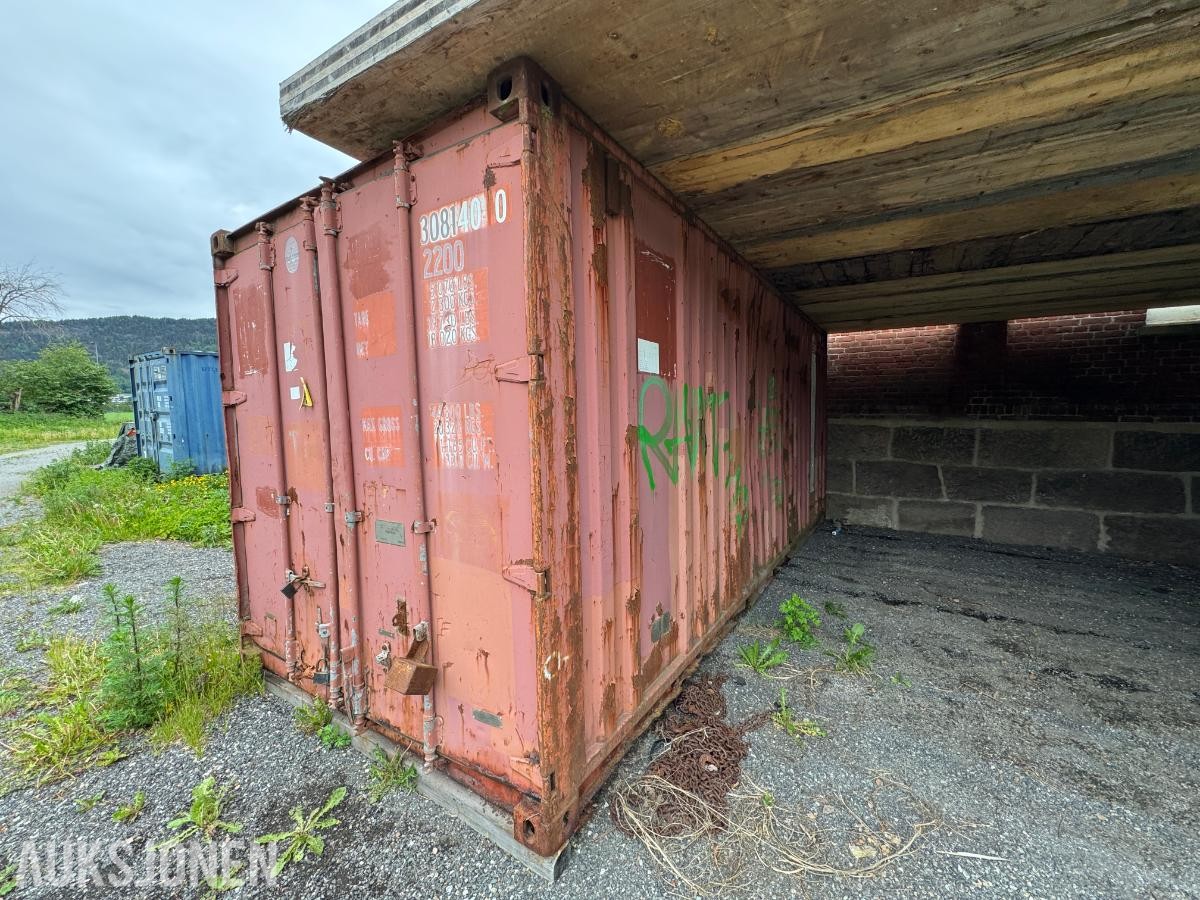 Container med rørdeler og diverse