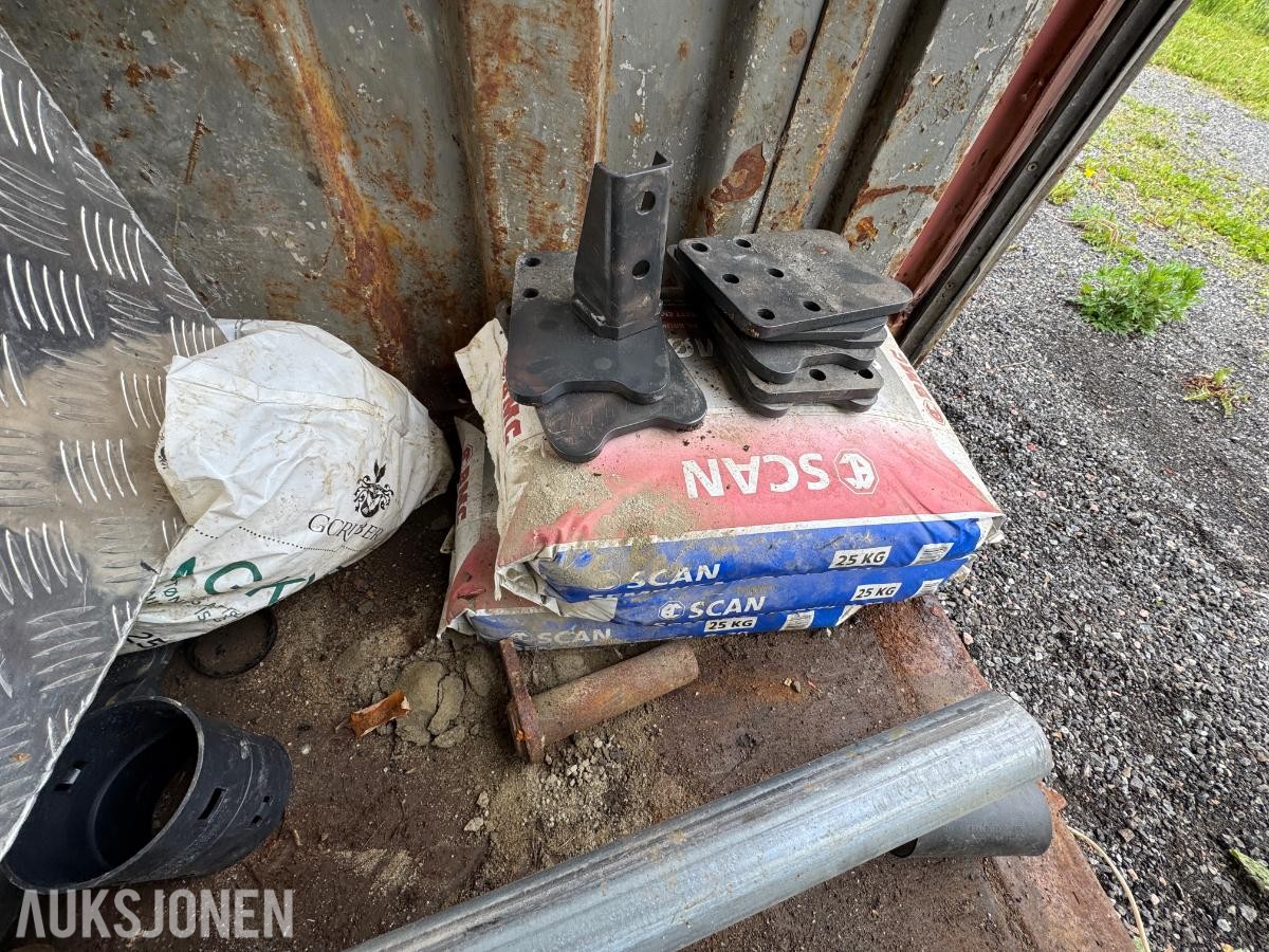 Container med rørdeler og diverse