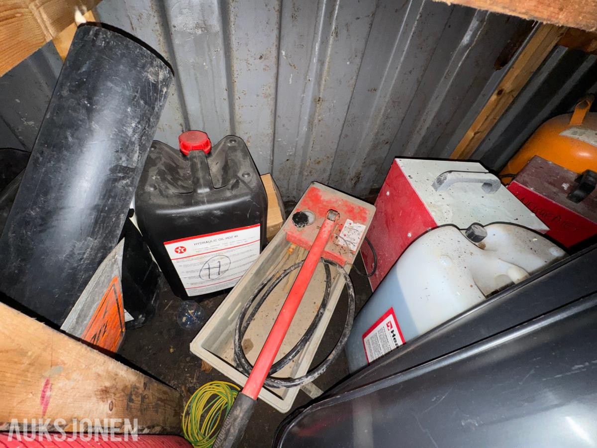Container med rørdeler og diverse