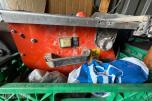 Container med rørdeler og diverse