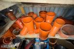 Container med rørdeler og diverse