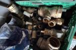 Container med rørdeler og diverse