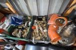 Container med rørdeler og diverse