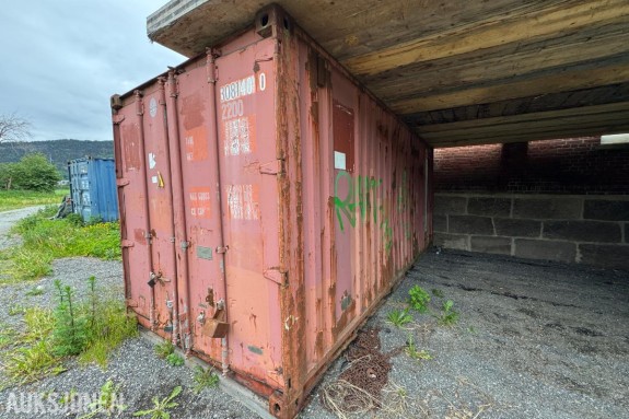 Container med rørdeler og diverse