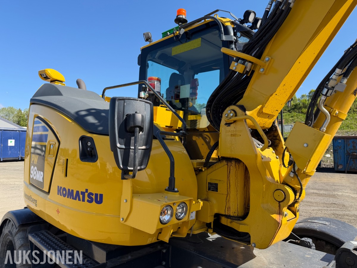 2024 Komatsu PW98 MR Hjulgraver med knekkbom, skjær, støttelabber, og fast sorteringsklype - Kun 1095 timer