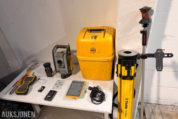 Trimble SPS930 DR300+ Totalstasjon med TSC3 Målebok, MultiTrack-prisme, stativ og tilbehør
