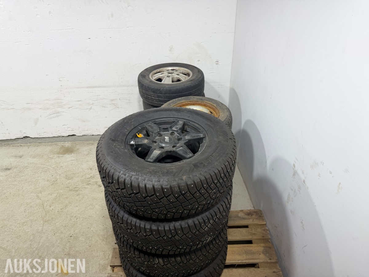 2 paller med dekk og felg