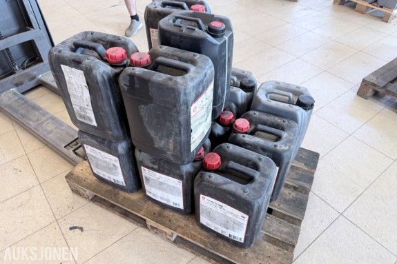 Pall med kanner merket kompressorolje, boreolje og motorolje – Epiroc, Texaco, TotalEnergies m.m.