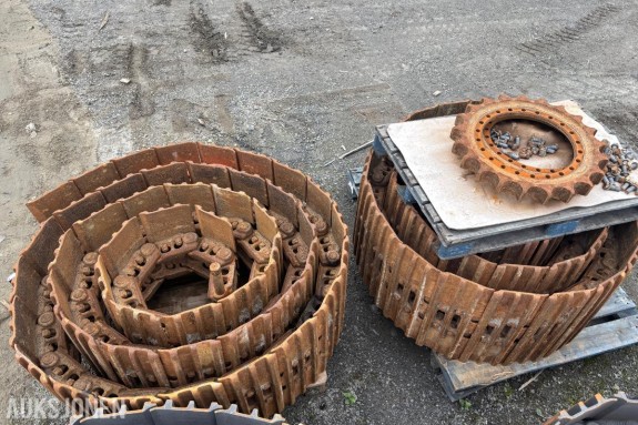 2 STK VOLVO STÅLBELTER MED SPROCKETHJUL – PASSER VOLVO EC300D / EC300E – KOMPLETT SETT