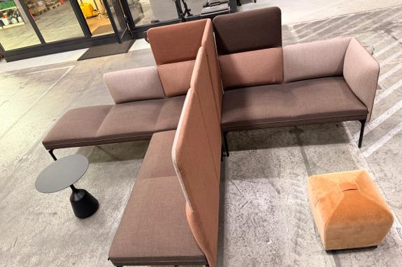 Fora Form modulsofa med skjermrygger, bord og puff