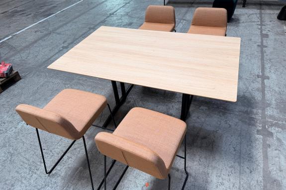 Moderne møte-/spisebord med 4 stoler, 1600 x 1000 mm
