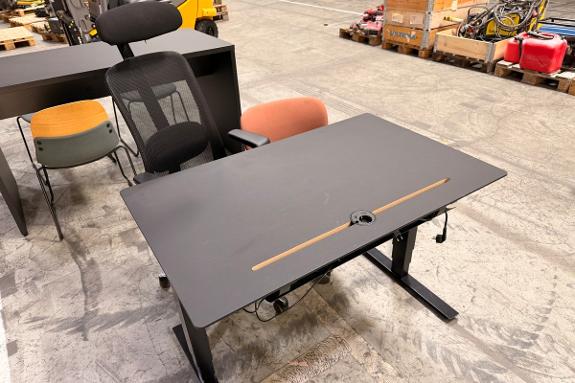Senab hev-/senkbar kontorpult med Swedstyle Aero 2.0 understell og HÅG kontorstoler