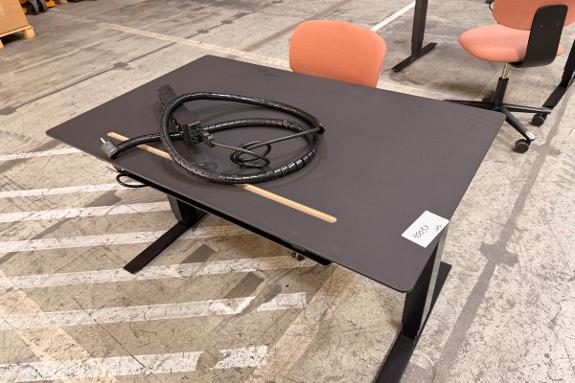 Senab hev-/senkbar kontorpult med Swedstyle Aero 2.0 understell og kontorstol