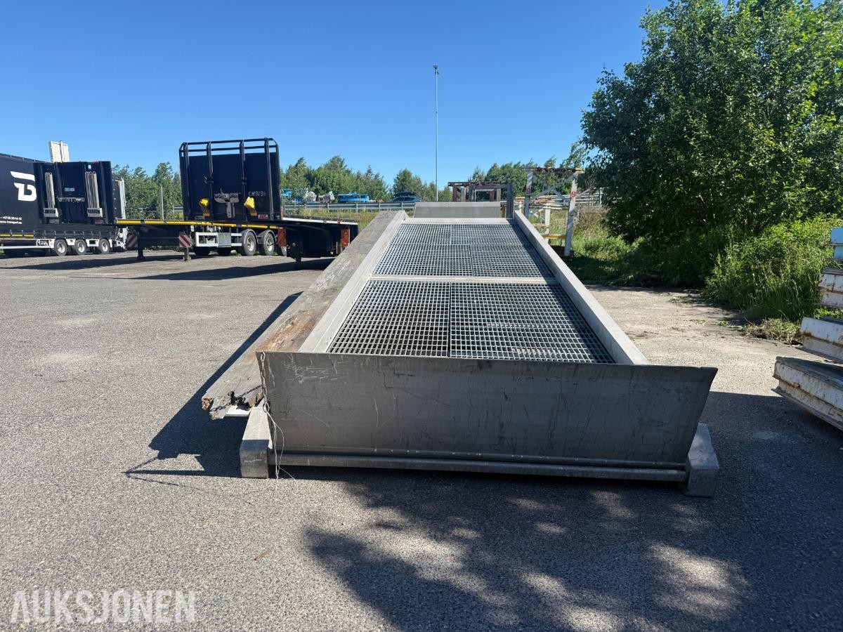 Kraftig kjørebro / lasterampe for kjøretøy og maskiner.