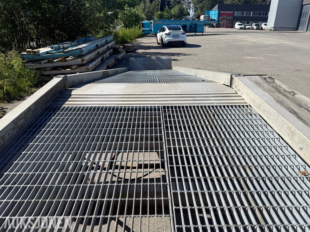 Kraftig kjørebro / lasterampe for kjøretøy og maskiner.