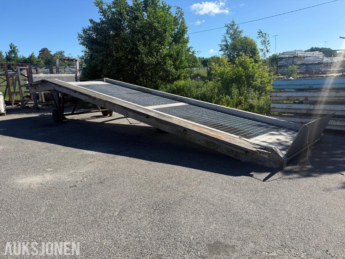 Kraftig kjørebro / lasterampe for kjøretøy og maskiner.