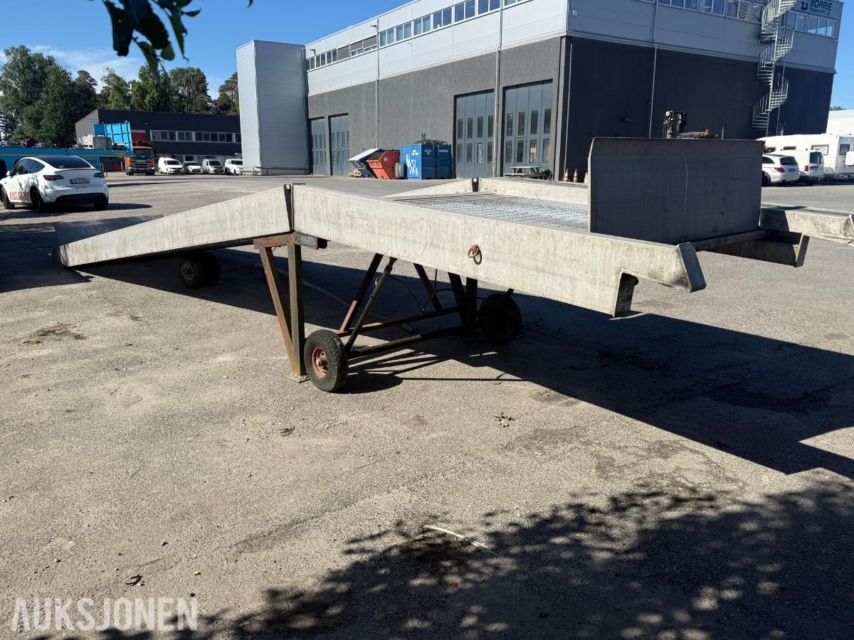 Kraftig kjørebro / lasterampe for kjøretøy og maskiner.