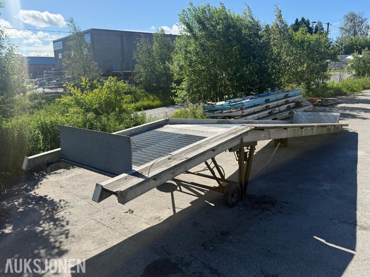 Kraftig kjørebro / lasterampe for kjøretøy og maskiner.