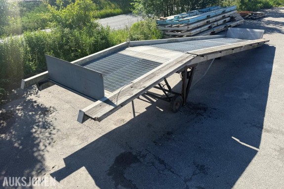 Kraftig kjørebro / lasterampe for kjøretøy og maskiner.
