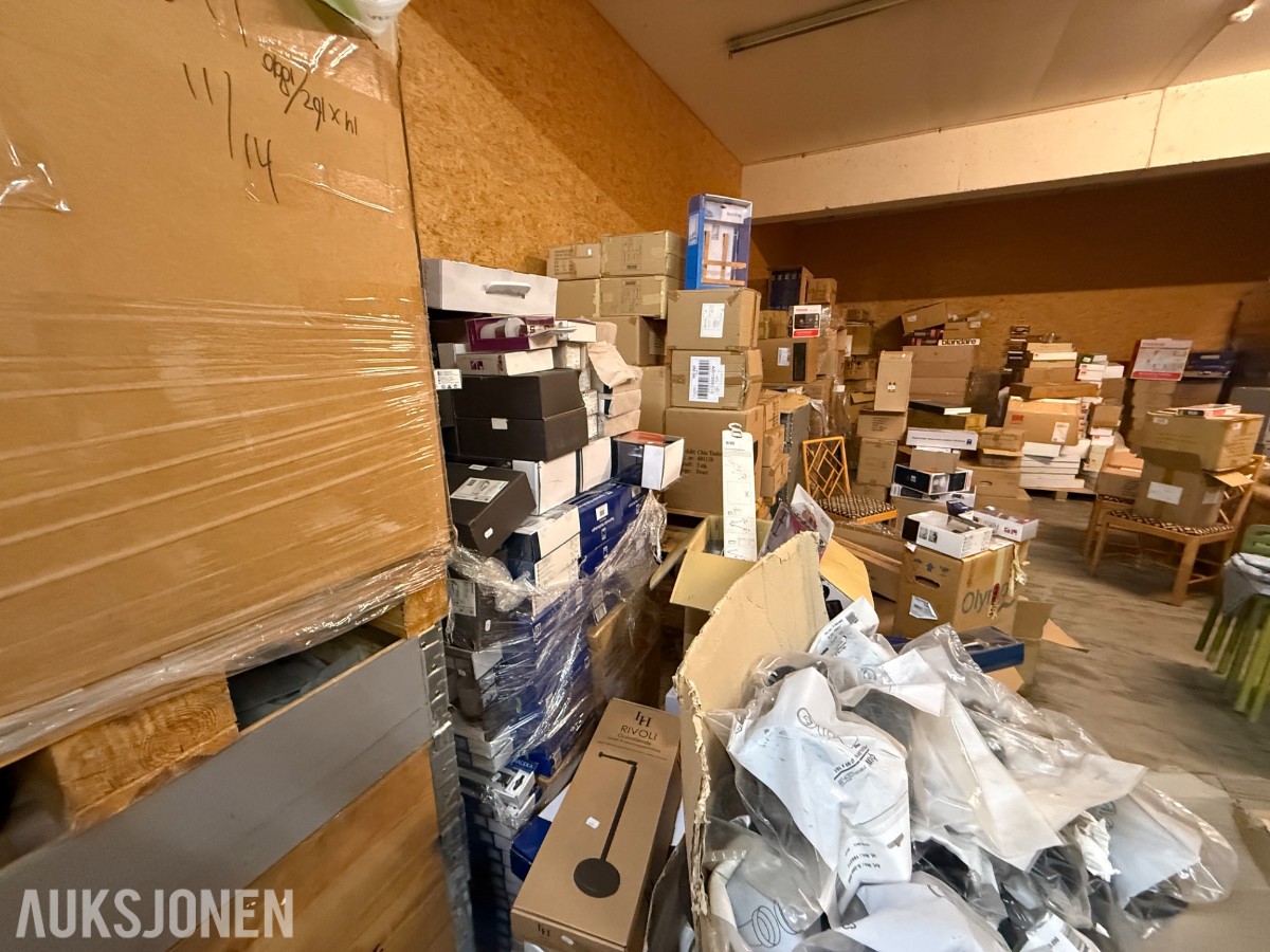 Stort lager med mange paller med baderomsutstyr og VVS-artikler