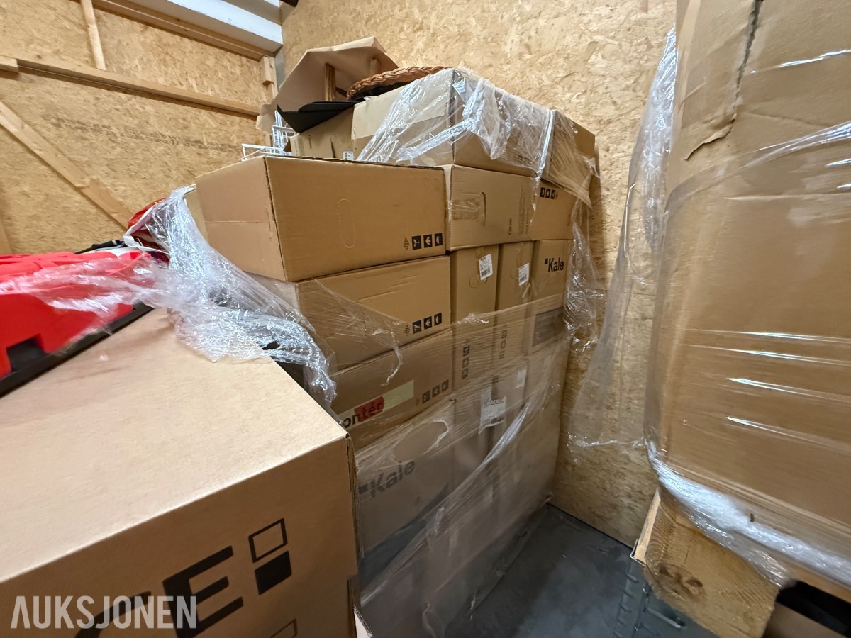 Stort lager med mange paller med baderomsutstyr og VVS-artikler