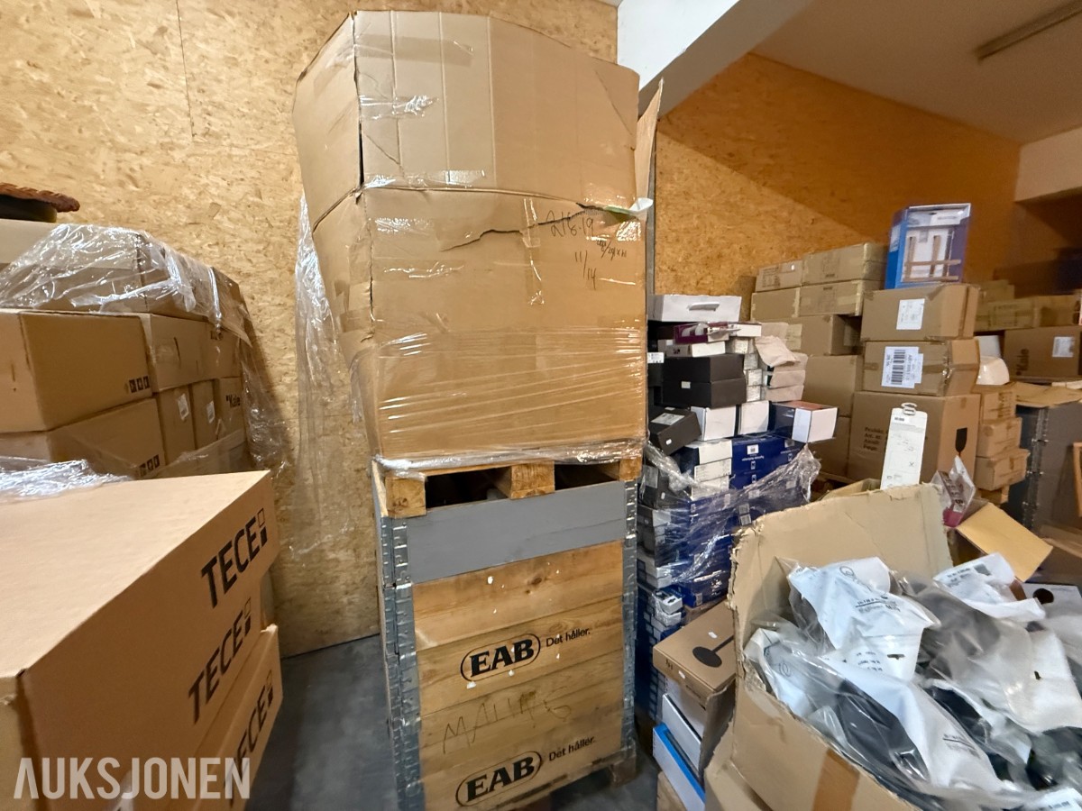 Stort lager med mange paller med baderomsutstyr og VVS-artikler