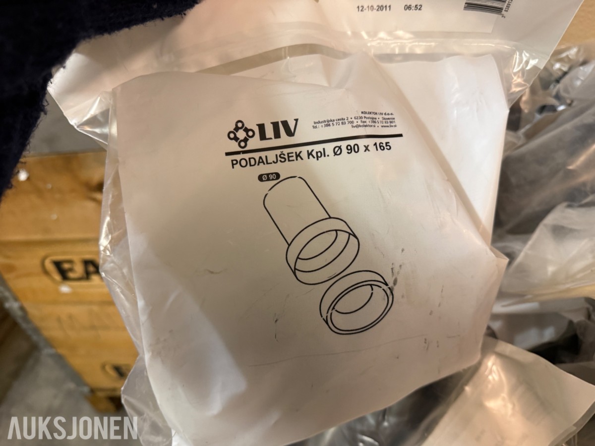 Stort lager med mange paller med baderomsutstyr og VVS-artikler