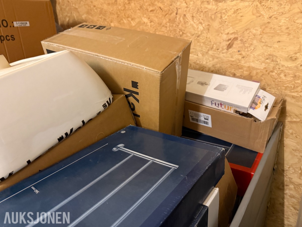 Stort lager med mange paller med baderomsutstyr og VVS-artikler