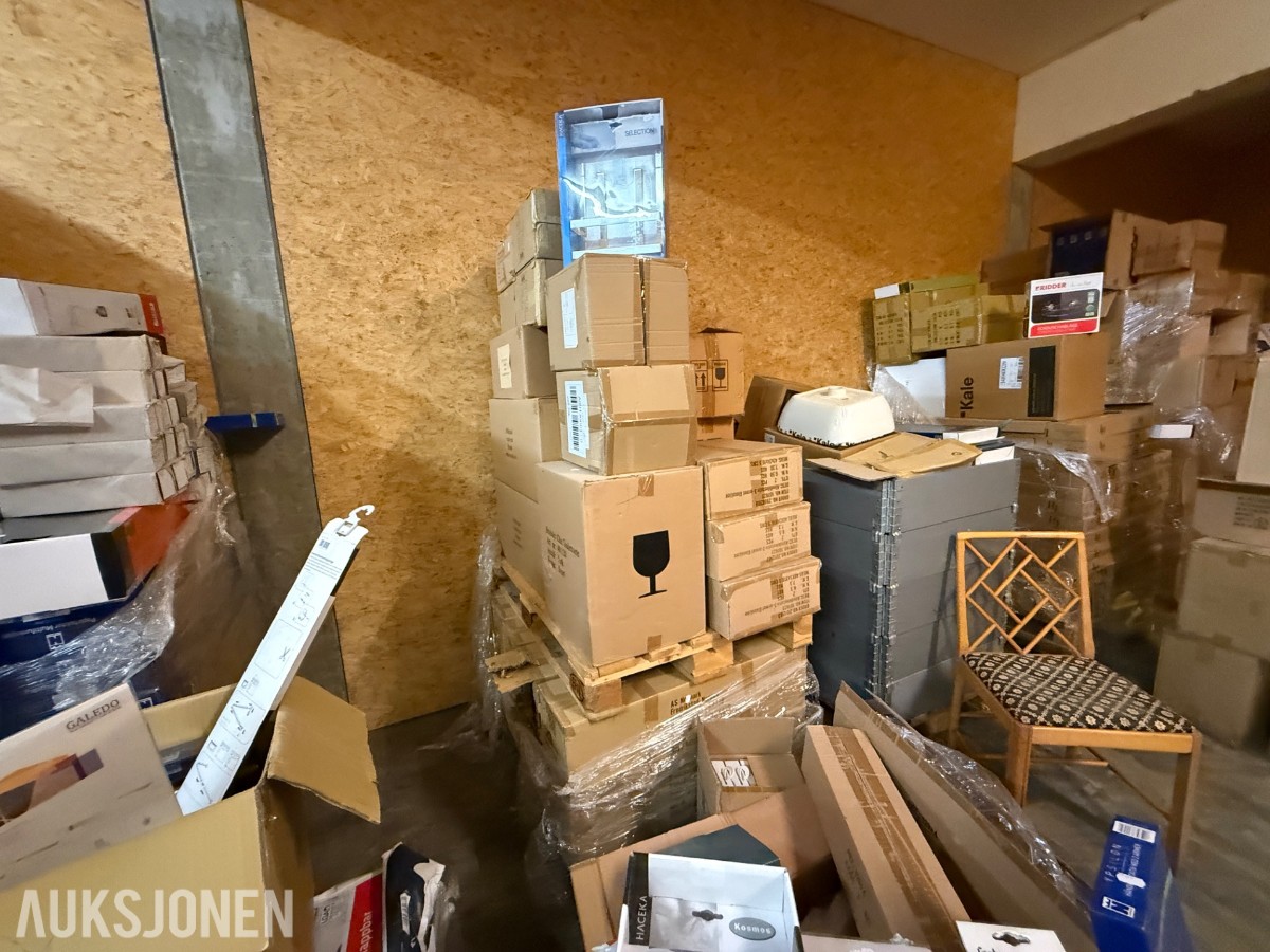 Stort lager med mange paller med baderomsutstyr og VVS-artikler