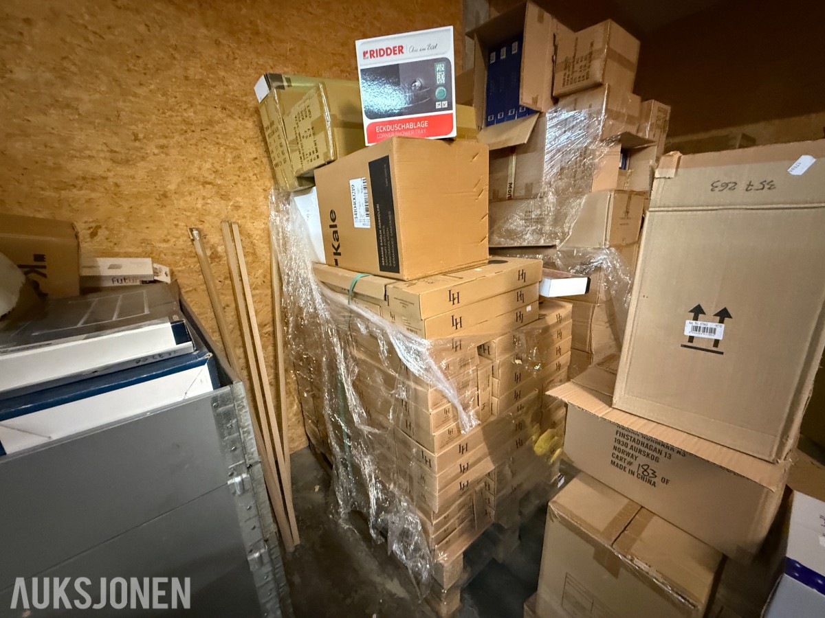 Stort lager med mange paller med baderomsutstyr og VVS-artikler