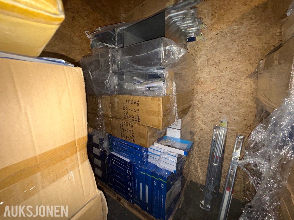 Stort lager med mange paller med baderomsutstyr og VVS-artikler