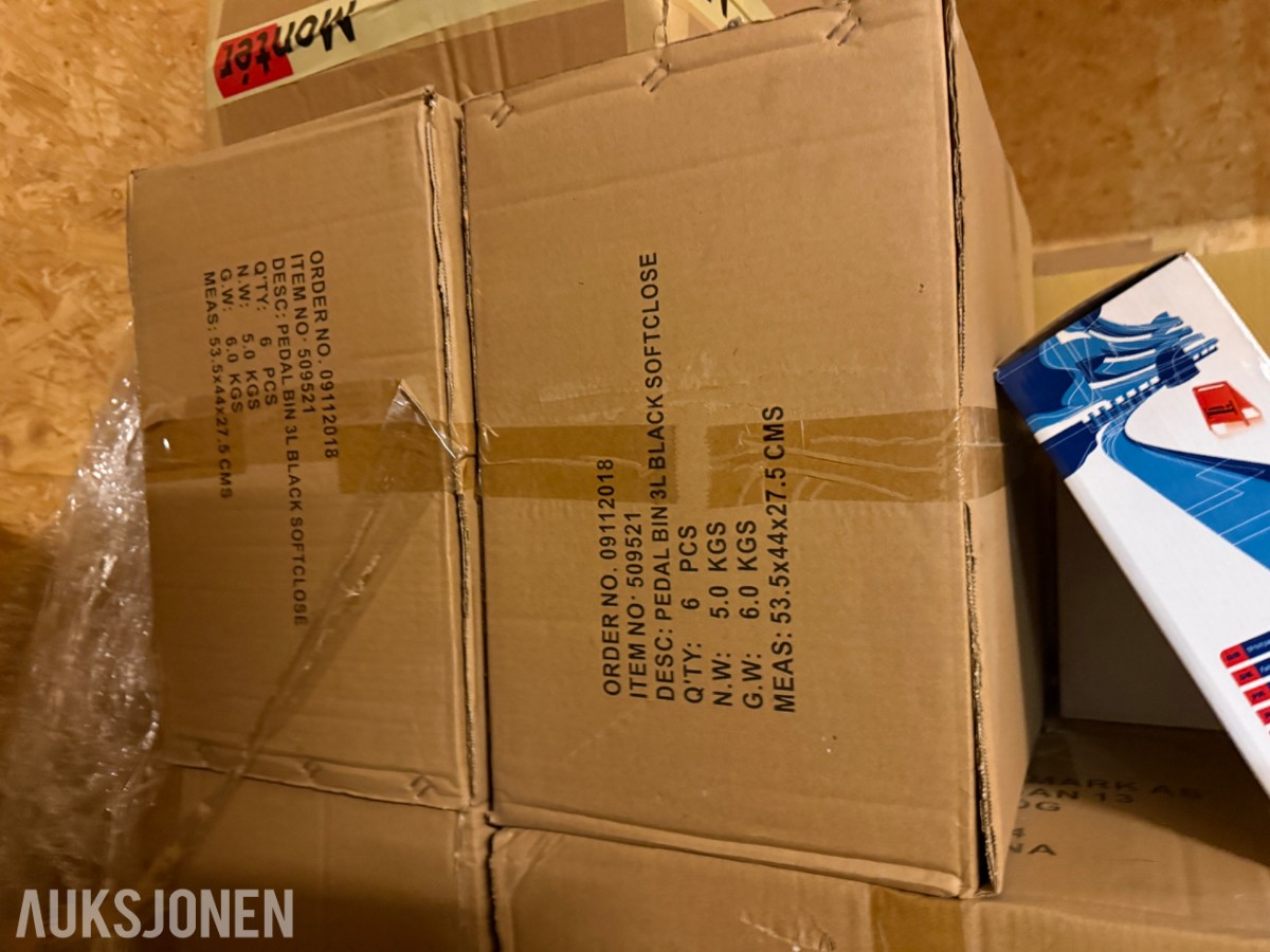 Stort lager med mange paller med baderomsutstyr og VVS-artikler
