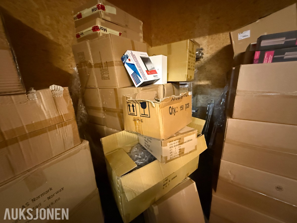Stort lager med mange paller med baderomsutstyr og VVS-artikler
