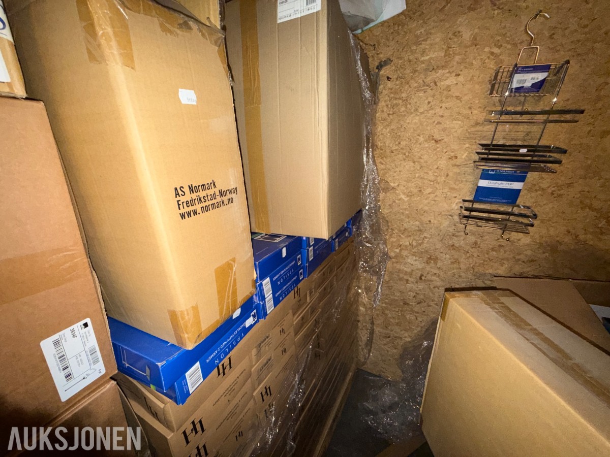 Stort lager med mange paller med baderomsutstyr og VVS-artikler