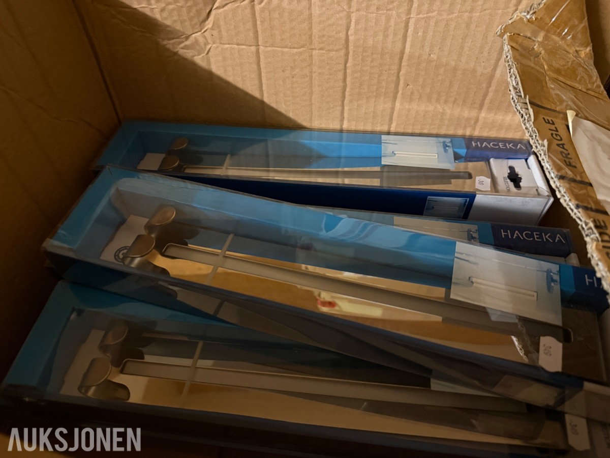 Stort lager med mange paller med baderomsutstyr og VVS-artikler