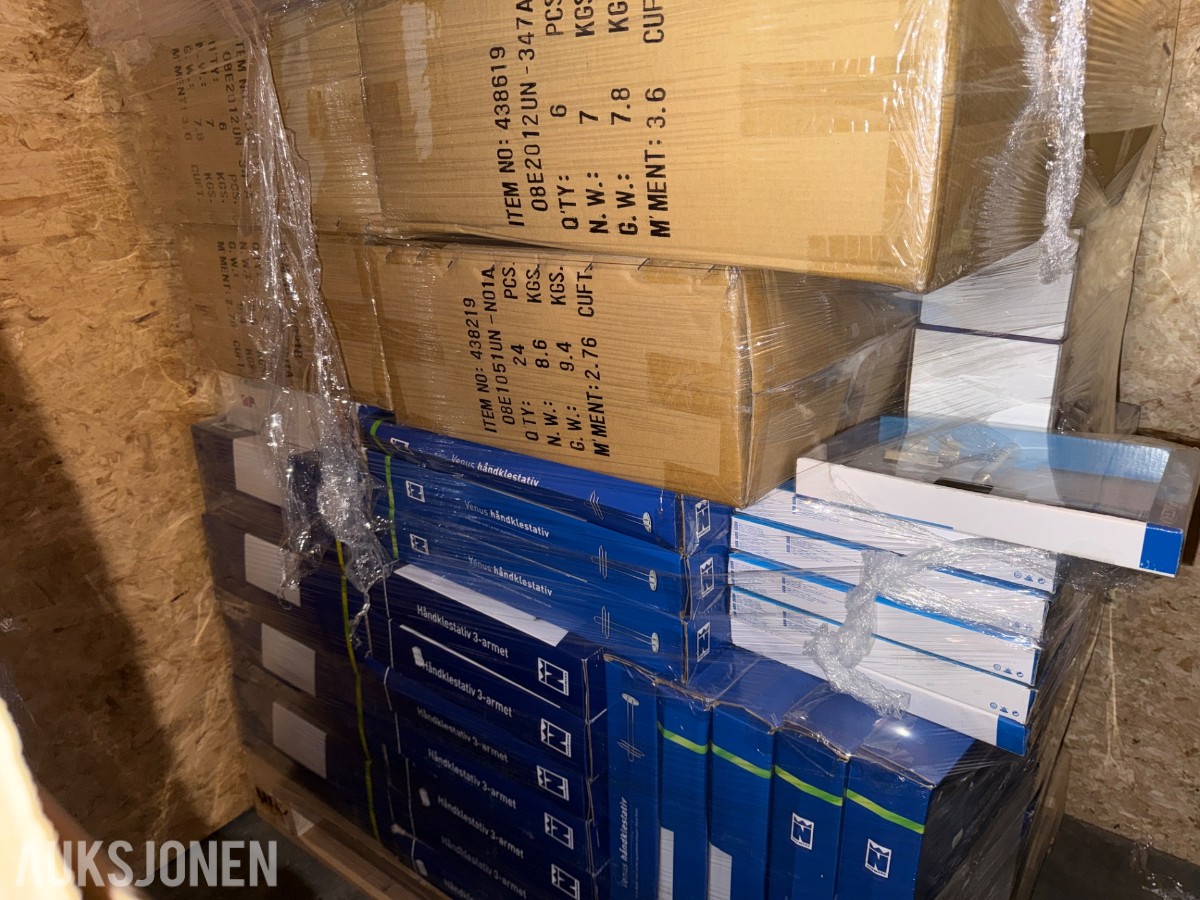 Stort lager med mange paller med baderomsutstyr og VVS-artikler