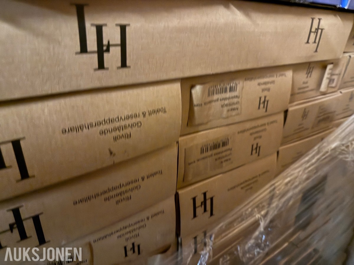 Stort lager med mange paller med baderomsutstyr og VVS-artikler